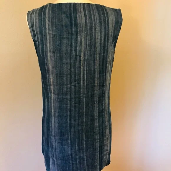 Super lightweight and cute chambray dress. Size M New without tags - Picture 3 of 4